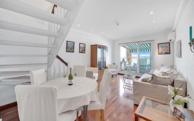 La Prom - a two bedroom apartment with a sea view