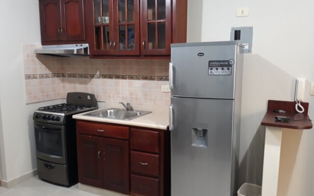 1br 6 miles to Beaches & Airport w/ Parking/wifi & Hot Shower
