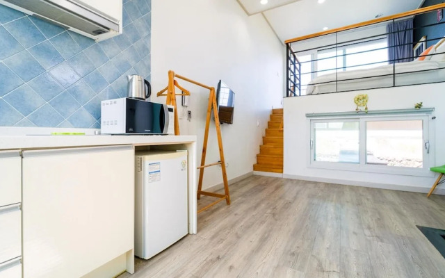 Jeju Byeoleuldameunbaramarae Pension