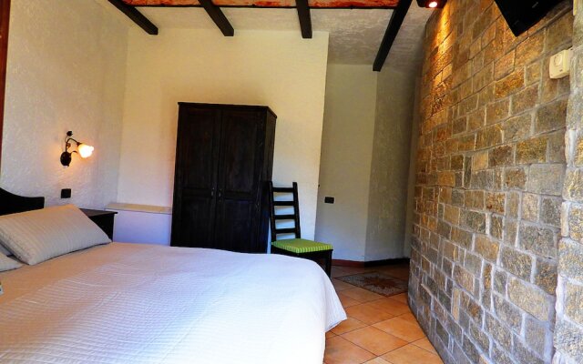 Chalet sul lago Hotel In Montagna