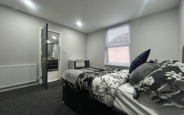 Private Luxury Apartment - Free Parking & Wi-fi