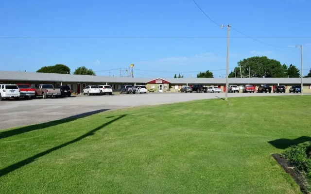 Green Acre Motel by OYO Near Rush County Airport