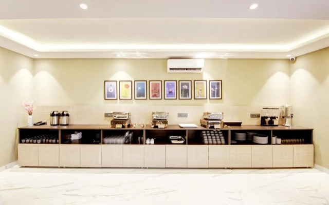 Saltstayz Premier – Galleria Market Road & Sector 27