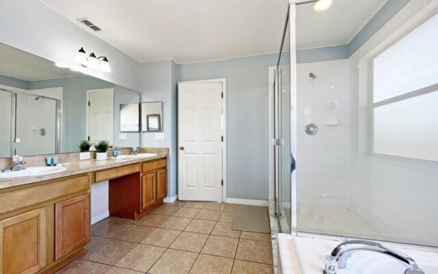 Hidden Gem 5 Bedroom Home by RedAwning