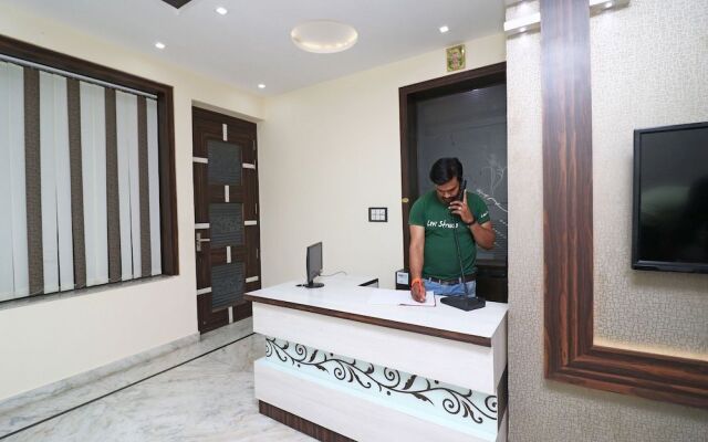OYO 24879 Royal Taj Home Stay