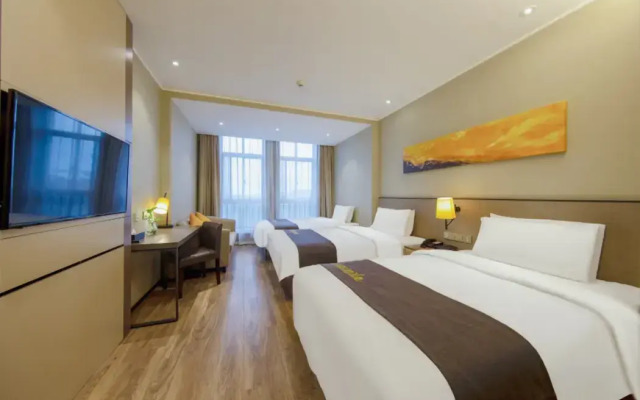 Homeinn Plus Hotel (Danyang Glasses Industrial Park Railway Station)