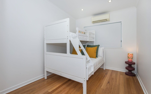 Luxe Waterfront Stay -Tallebudgera Creek – Guest Rooms – Gold Coast