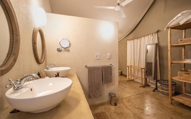 Nyati Safari Lodge