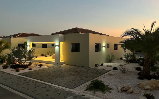 Villa Paradise with pool at mambo beach
