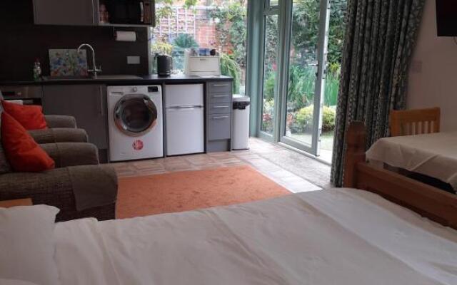 Railway Retreat No4 Comberton Terrace