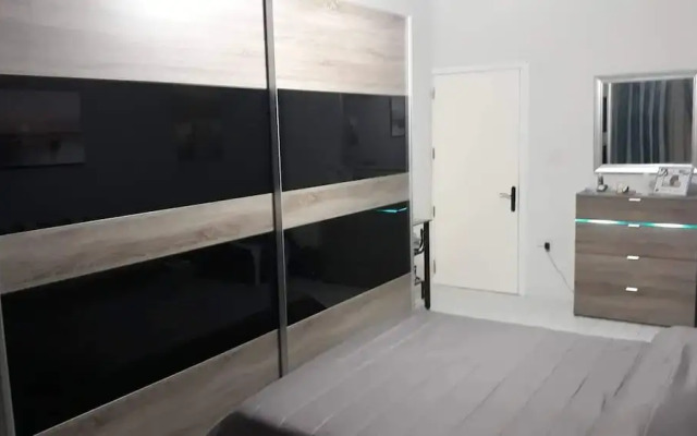 Room-very Bright Well Kept Apartment