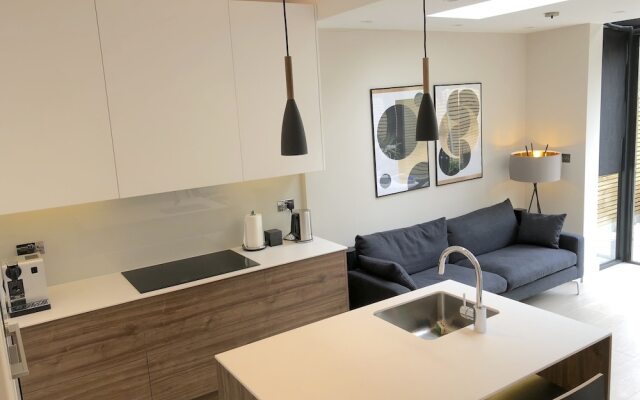 Luxury double room in West London home