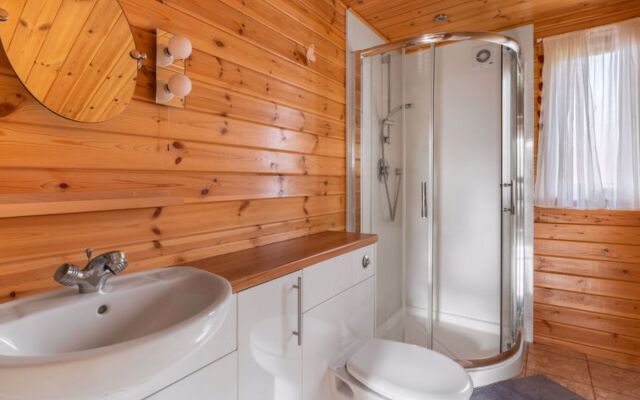 Loch Side Lodge 8