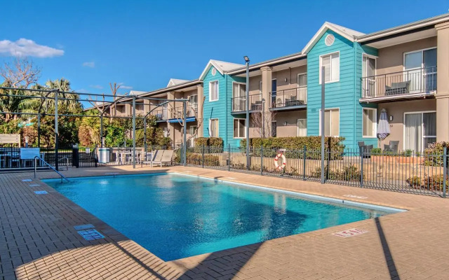 Waters Edge Apartment with Jetty