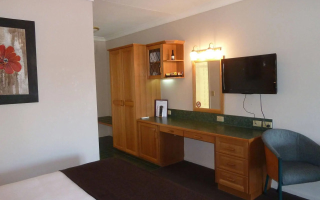 Puffers Inn Logan Motel