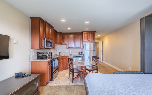 Pacific Reef Hotel & Light Show