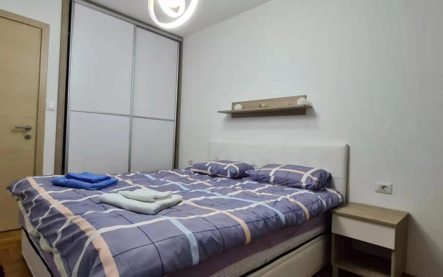 Stylish Violet & Modern Apartment