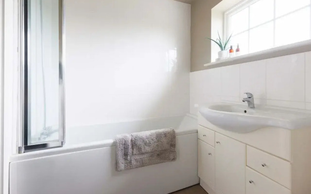 Stylish 4 Bed Home Close to Beach