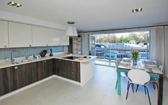 The Oars - Riverfront Property - From 300 Per Night