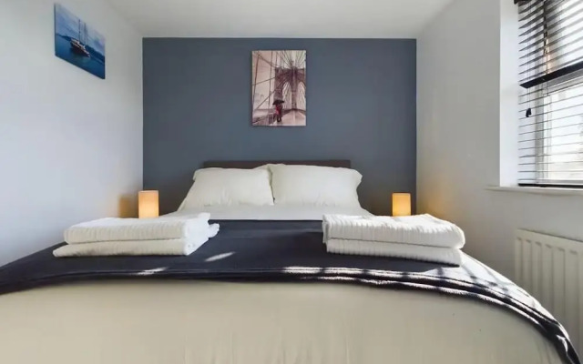 Riverfront Staffordshire Retreat