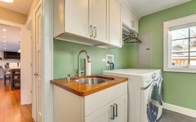 Bike & Kayak: Lakefront Prospect Heights Home