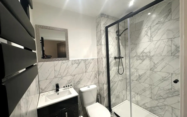 Adam Court Studios and Apartments