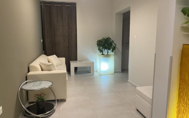 Alekos Apartments 2 Netflix, Self Check-In