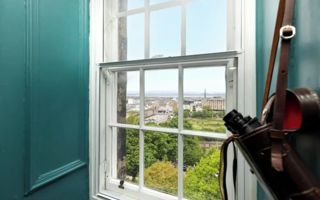 JOIVY Eclectic & Design Led 3Br Apt Near Edinburgh Castle