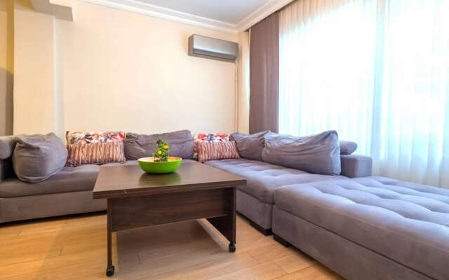 Flat With Garden Close to Coast in Uskudar