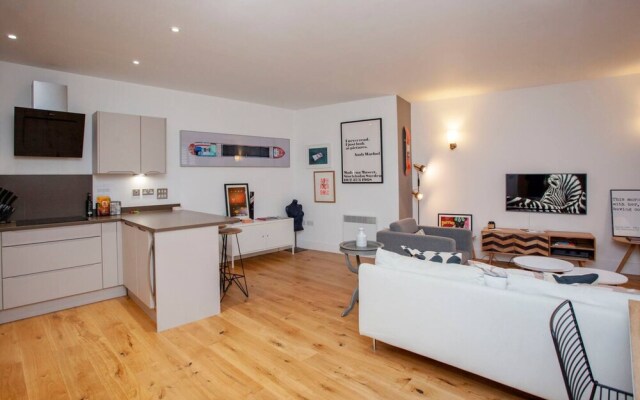 Central Designer 2 Bedroom Apartment in Portland Square
