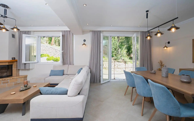 Villa Nikolakis, Kerasia, on the beach