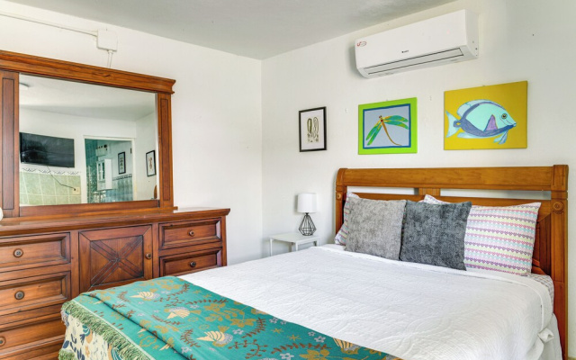 Walk to Playa La Chata! Casita w/ Pool Access