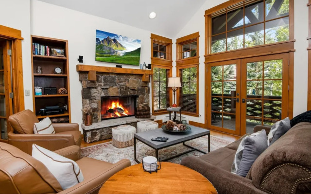 Settlers Lodge #302 3 Bedroom Condo by RedAwning