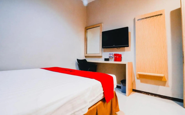 RedDoorz Plus near Sultan Hasanuddin Airport
