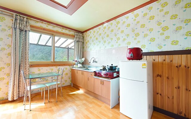 Pocheon Lakeside White House Pension