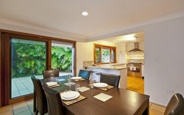 Bal Harbour Broadbeach Waters Holiday Home