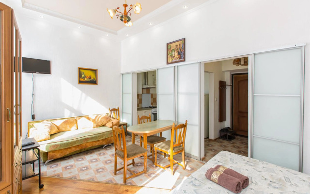 Апартаменти вул. Театральна 26 з балконом на Вернісаж.