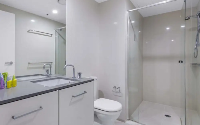 Low floor - Sleeps 8 - Circle on Cavill - Wow Stay