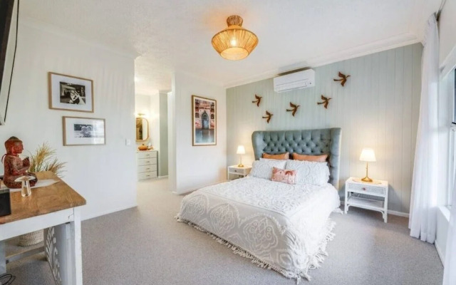 6 Bedroom Oasis in Burleigh Heads