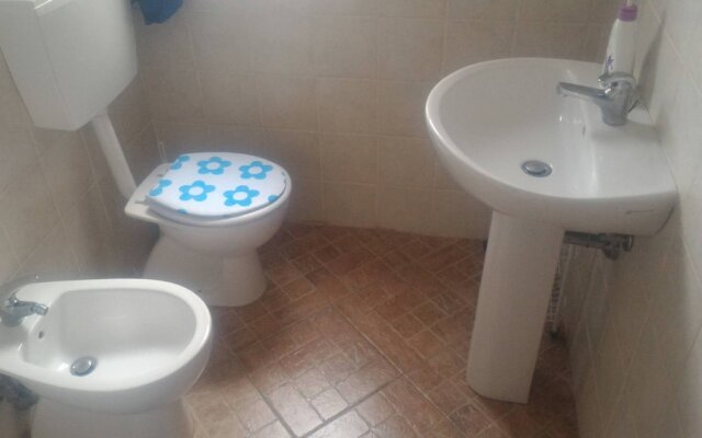 Room-michelangelo House, Mono