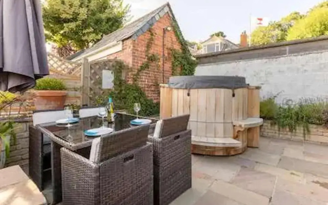 Apartmentsleeps3-garden-hottub-parking