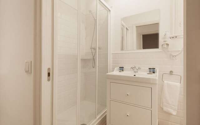 Welcoming 2 Bed With Balcony in Gracia