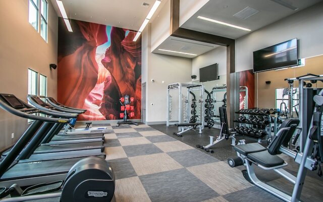 Rooftop Pool-Walk 2 shops-Dining-C4404