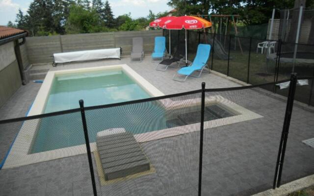 Gîte Saint-Haon-le-Châtel, 4 pièces, 6 personnes - FR-1-496-21