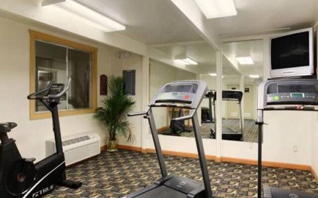 海斯大使酒店及会议中心(Hays Ambassador Hotel & Conference Center)