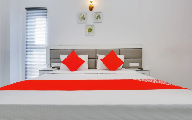 OYO Flagship 80590 Sky White House