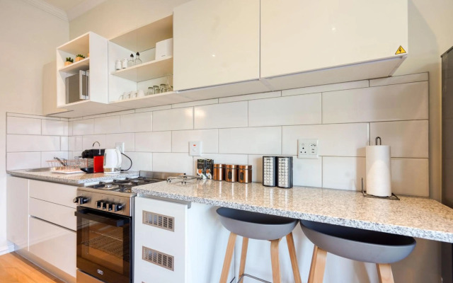 Hampton Collection - Charming 5 Sleeper Apartment with Pool