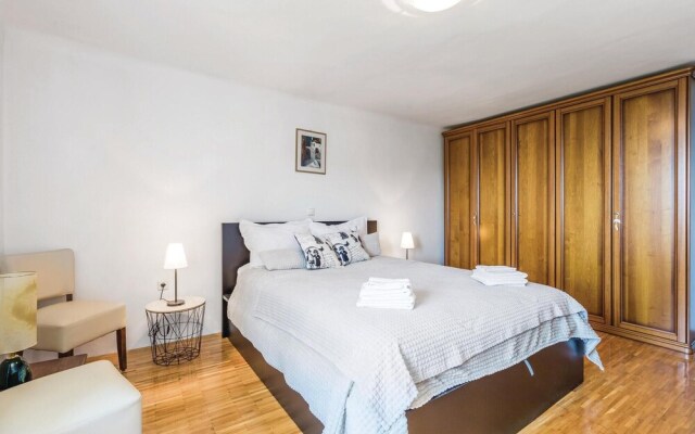 Amazing Apartment in Icici With Wifi and 2 Bedrooms