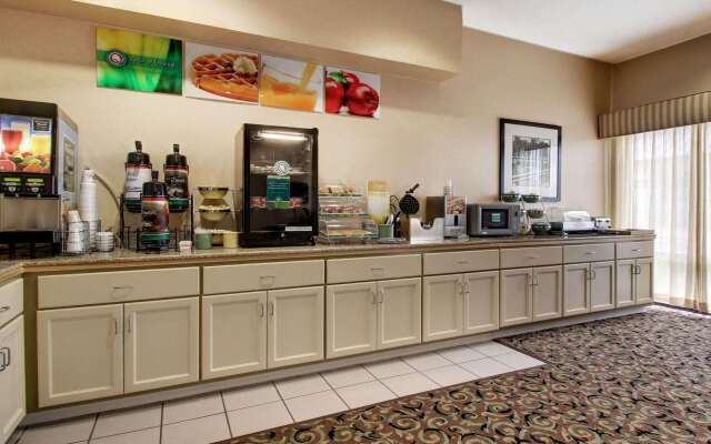 Quality Inn &  Suites Hattiesburg North