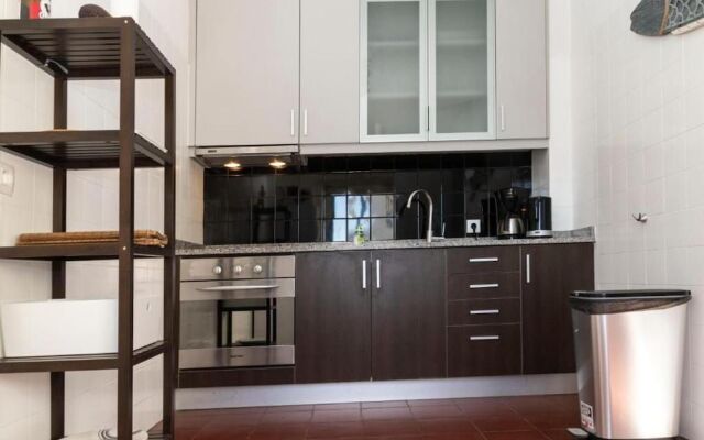 Stunning Olhos do Mar Apt, Albufeira